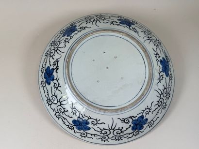 JAPON; IMARI.
Grand plat circulaire en porcelaine...