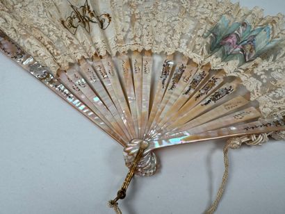 Éventail en nacre et dentelle à décor d'une...