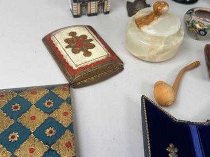 Important lot d'objets de vitrine comprenant...