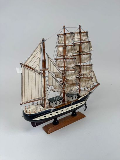 BELEM.
Petite maquette de bateau trois mats...
