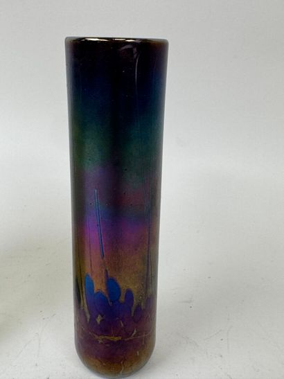 Lot comprenant :
- un pot en verre coloré...