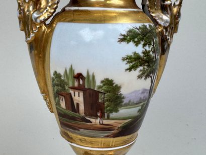 PARIS, XIXe.
Vase en porcelaine polychrome...