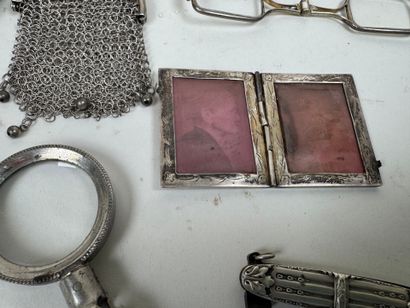 Lot d'objets de vitrine en argent et métal...