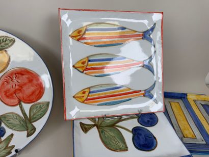 Partie de service de table en céramique polychrome...