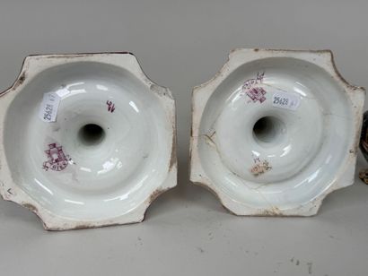 GIEN.
Paire de flambeaux en faïence polychrome...