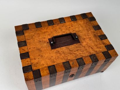Coffret rectangulaire en bois de diverses...