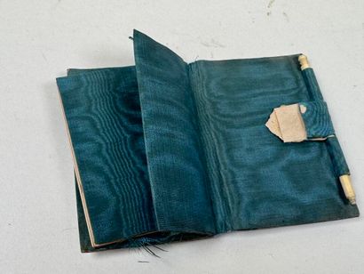 Carnet de bal en nacre sculpté à décor d'un...