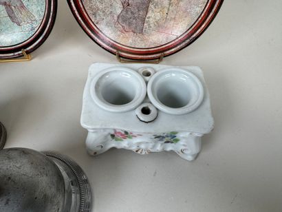 Lot comprenant :
- une sonnette de table...
