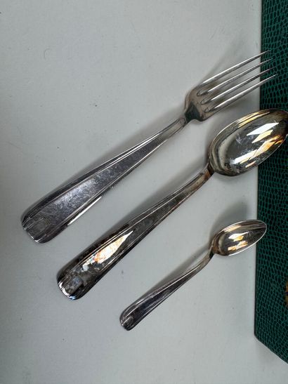 Ménagère en métal argenté à décor de filet...