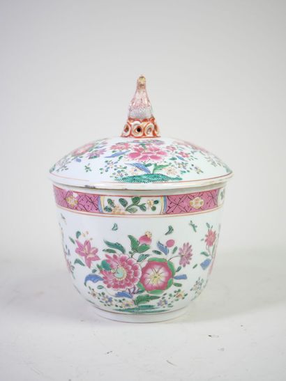 CHINE, XXe. 
Pot couvert en porcelaine polychrome...