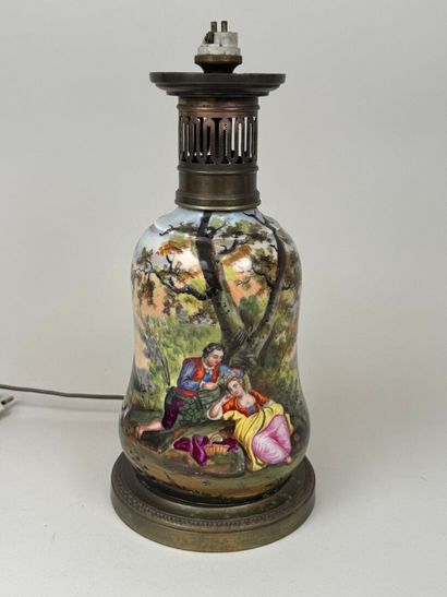 Lampe en porcelaine polychrome à décor d'une...