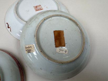 CHINE, XXe.
Coupelles et petit bol en porcelaine...