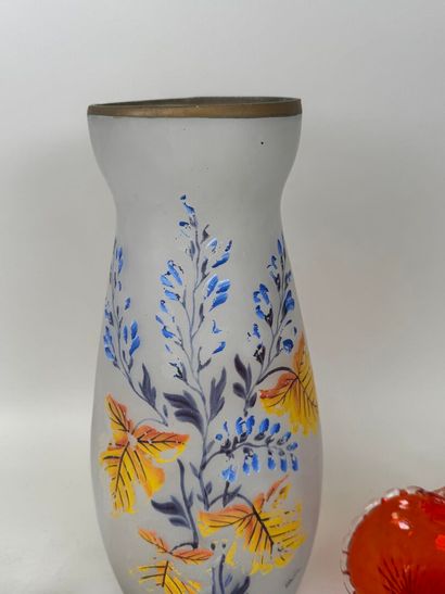Important vase en verre satiné à décor peint...