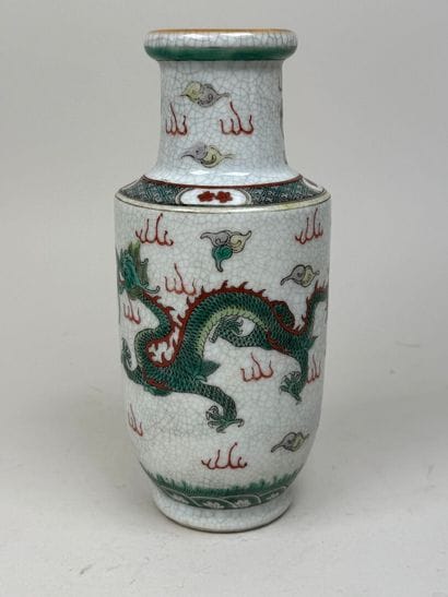 ASIE, XXe.
Petit vase en porcelaine polychrome...