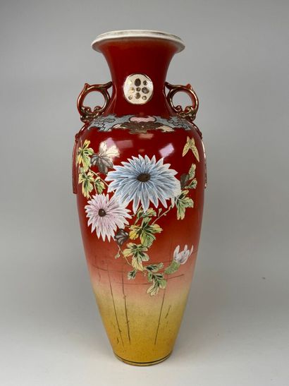 ASIE, XXe.
Important vase en céramique polychrome...