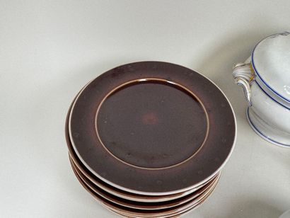 Lot comprenant :
- Série de 10 assiettes...