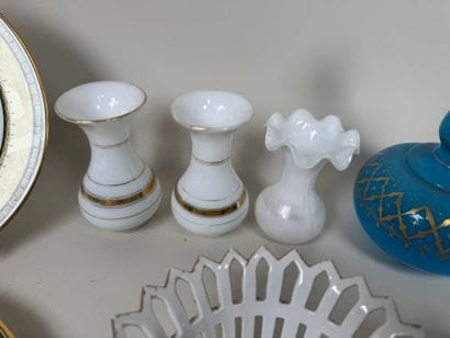 Lot comprenant :
- Ancienne Manufacture Royale...