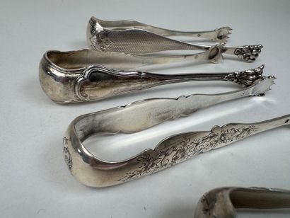 Four sugar tongs in 950/1000 silver, various...