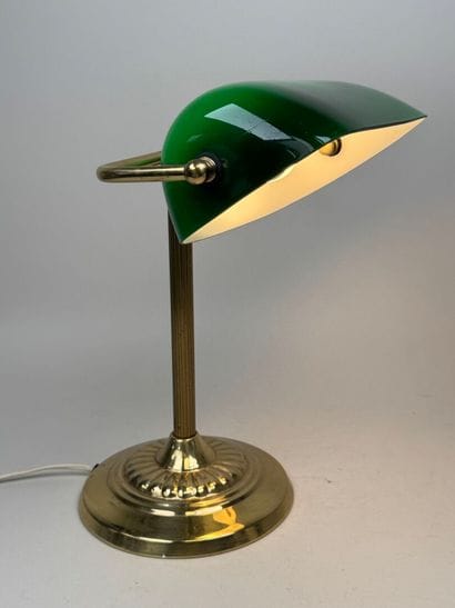 Lampe de bureau en métal doré, l'abat-jour...