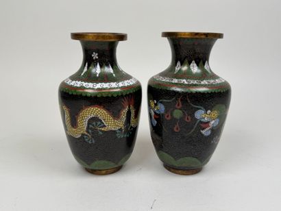 ASIE, XXe.
Paire de petits vases balustres...