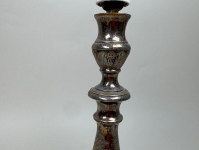 Flambeau en bronze anciennement argenté et...