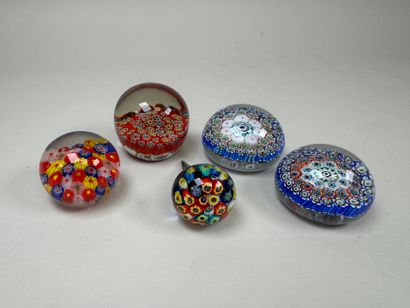 4 boules ou presse-papiers en verre à décor...