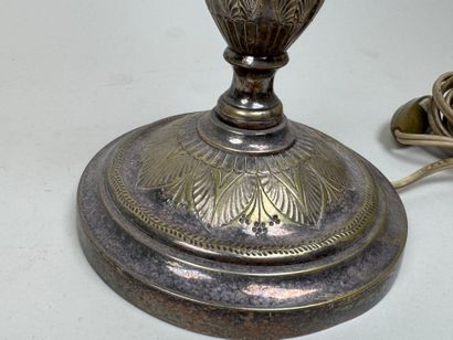 Flambeau en bronze anciennement argenté et...