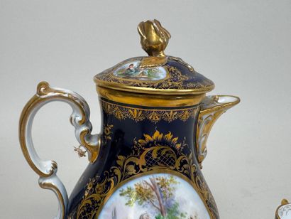 Verseuse, tasse et sa sous-tasse en porcelaine...