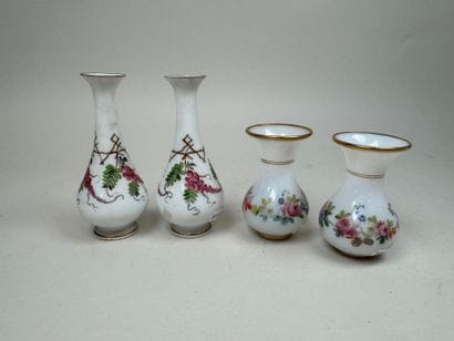 Deux petits vases balustres en porcelaine...