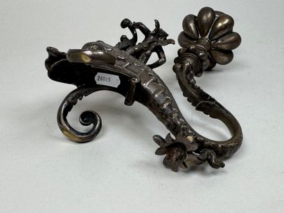 Flambeau en bronze argenté, le piétement...