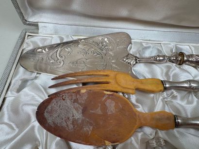 Lot en argent fourré, métal argenté, ivoirine...