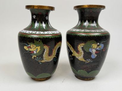 ASIE, XXe.
Paire de petits vases balustres...