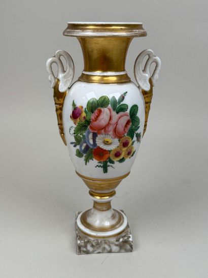 Vase sur piédouche en porcelaine polychrome...