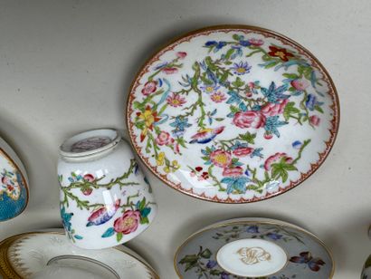 Lot en porcelaine polychrome et or comprenant...