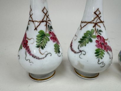 Deux petits vases balustres en porcelaine...