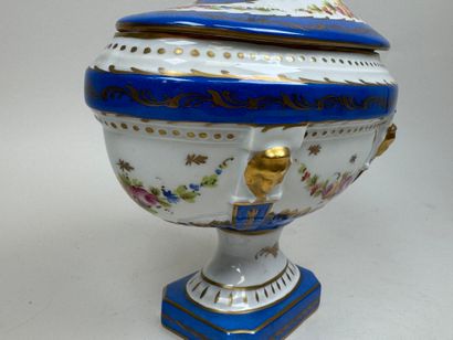 Jardinière couverte en porcelaine polychrome...