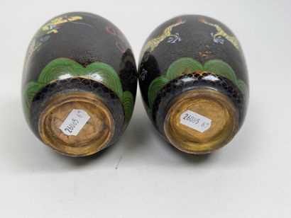 ASIE, XXe.
Paire de petits vases balustres...