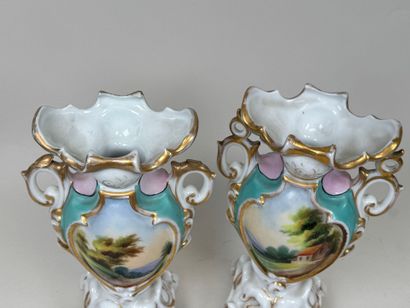 Paire de vases en porcelaine polychrome et...