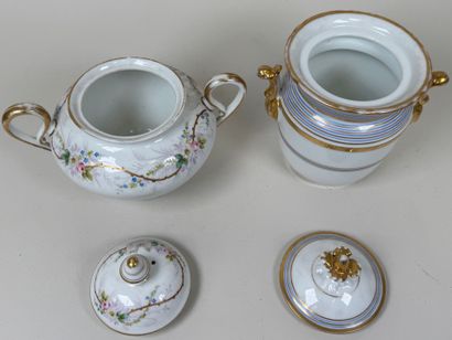 Deux sucriers couverts en porcelaine polychrome...