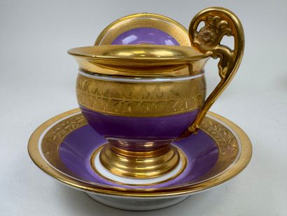 Deux déjeuners en porcelaine polychrome et...
