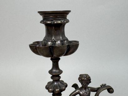Flambeau en bronze argenté, le piétement...