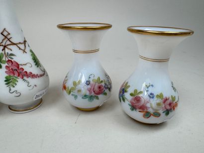 Deux petits vases balustres en porcelaine...