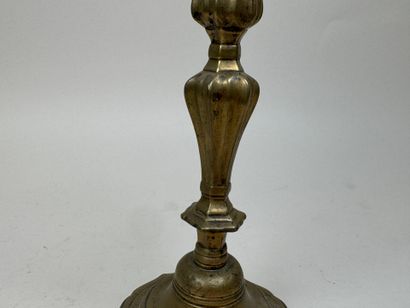 Flambeau en bronze ciselé.
Travail XVIIIe.
H....