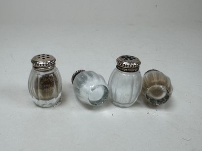 CHRISTOFLE.
Quatre salerons en verre moulé,...