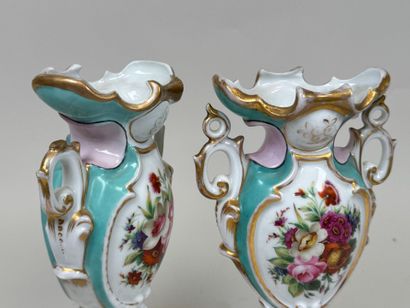 Paire de vases en porcelaine polychrome et...