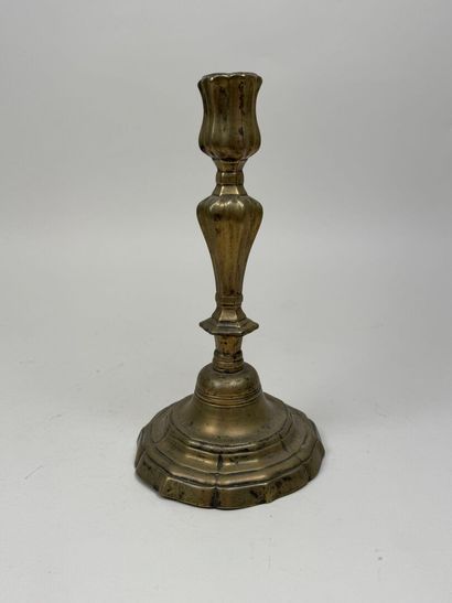 Flambeau en bronze ciselé.
Travail XVIIIe.
H....