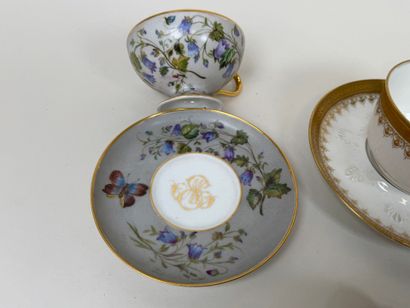 Lot en porcelaine polychrome et or comprenant...