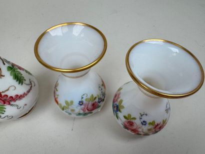 Deux petits vases balustres en porcelaine...