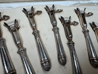 Série de douze petits manches à côtelettes...