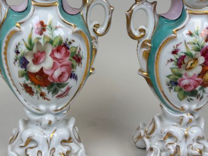 Paire de vases en porcelaine polychrome et...